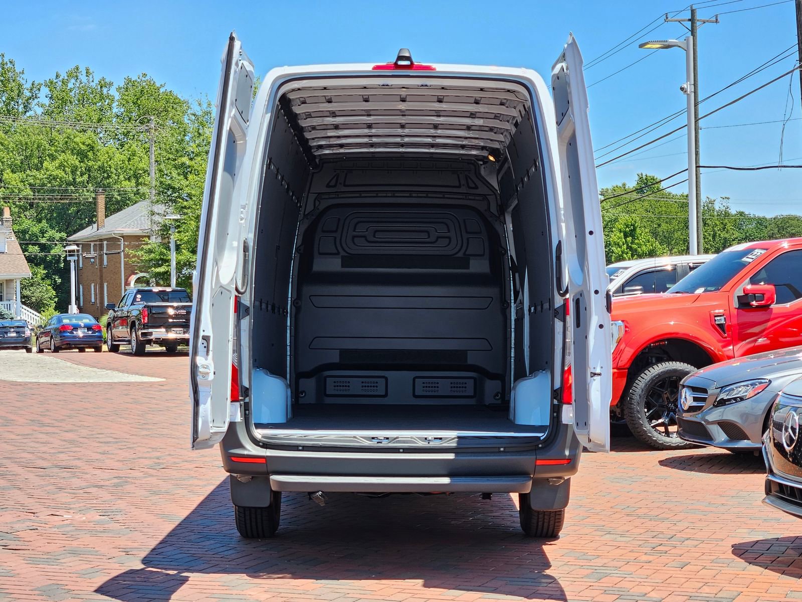 Used 2024 Mercedes-Benz eSprinter 170 Cargo image 33