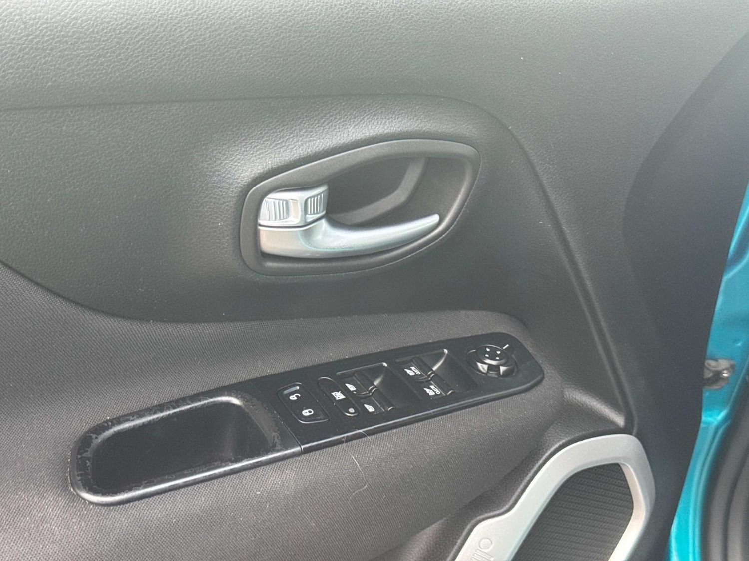 Used 2019 Jeep Renegade Latitude FWD image 24