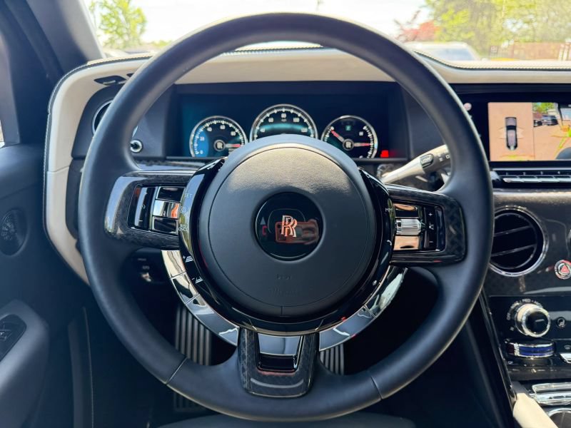 Used 2022 Rolls-Royce Cullinan Black Badge w/ Dark Exterior Package AWD/4WD image 24