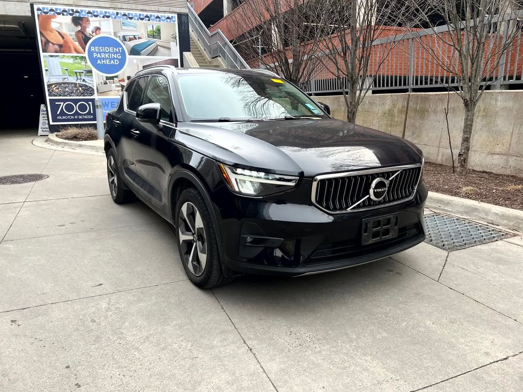 Used 2023 Volvo XC40 B5 Plus w/ Climate Package image 2