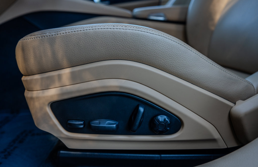 Used 2023 Porsche Panamera w/ Premium Package RWD image 16