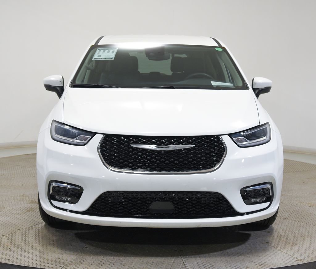 Used 2023 Chrysler Pacifica Touring-L image 3