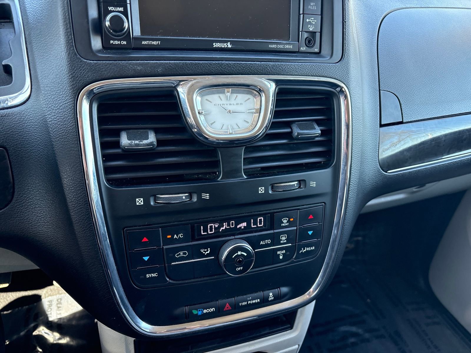 Used 2016 Chrysler Town & Country Touring FWD image 17
