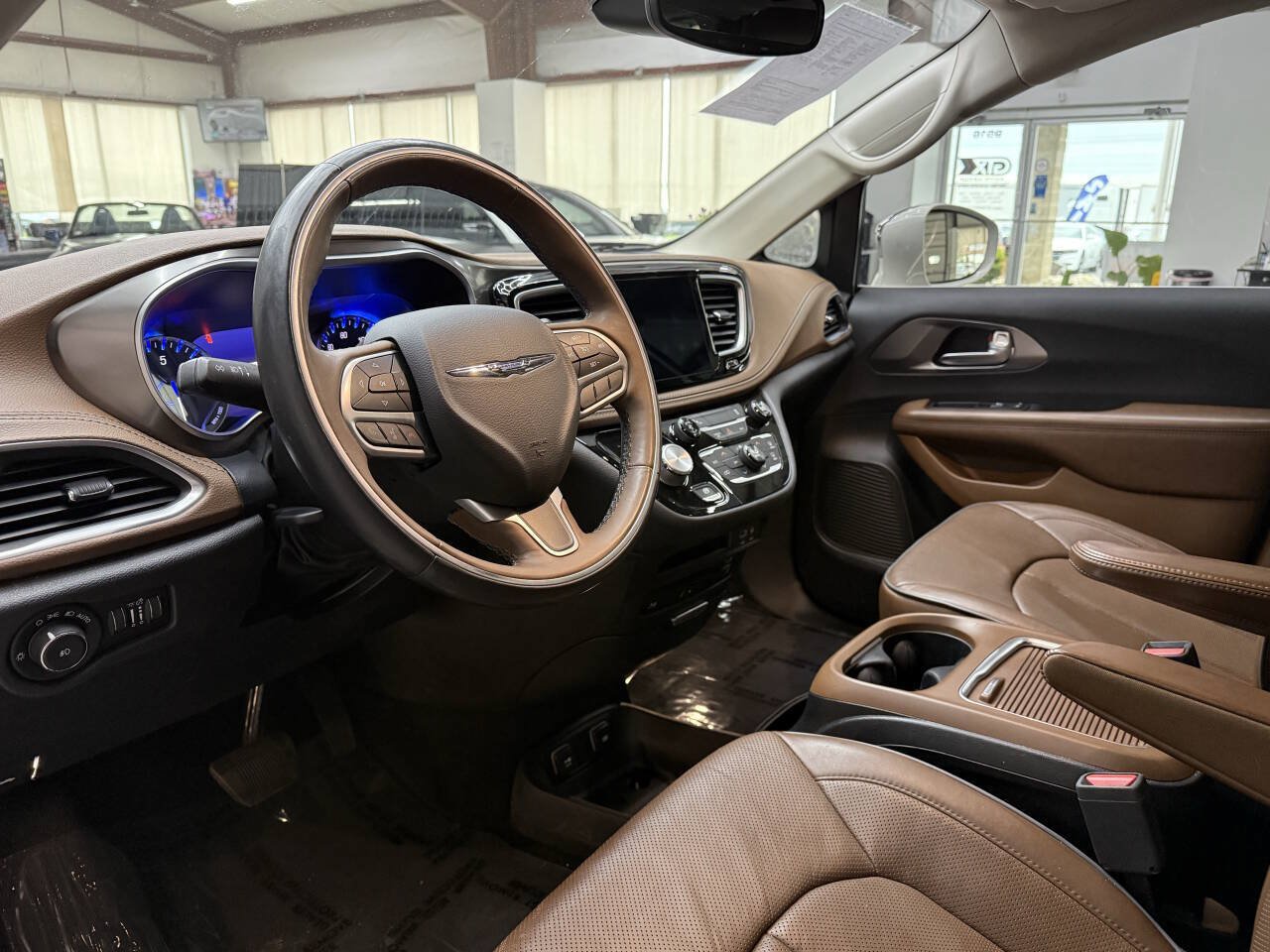 Used 2017 Chrysler Pacifica Limited w/ UConnect Theater Package FWD image 18