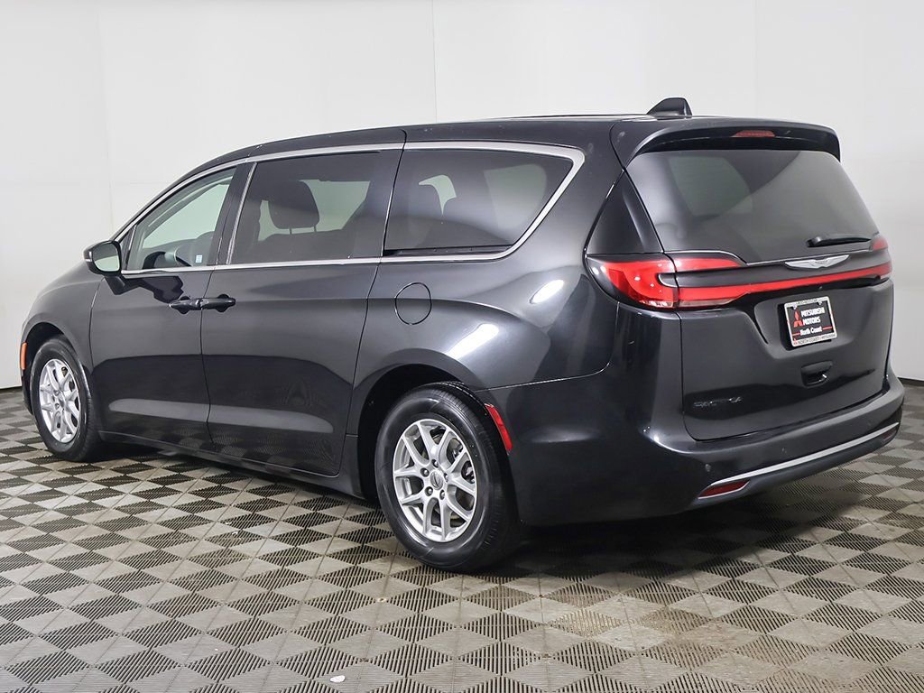 Used 2023 Chrysler Pacifica Touring-L image 10