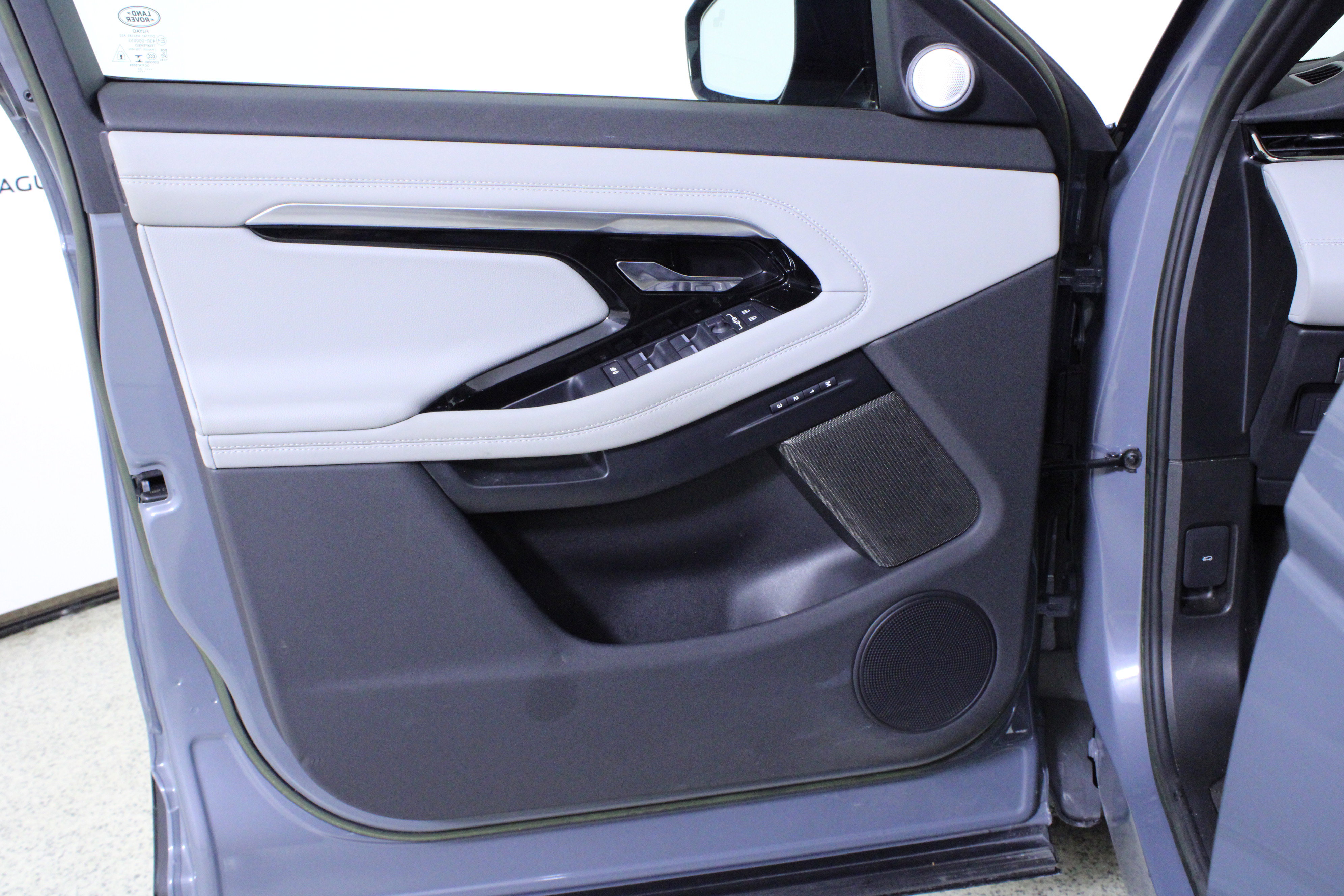 Used 2023 Land Rover Range Rover Evoque R-Dynamic SE image 17