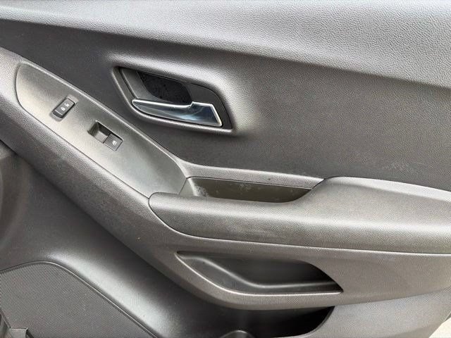 Used 2020 Chevrolet Trax LS w/ Tint and Cruise Package AWD/4WD image 38