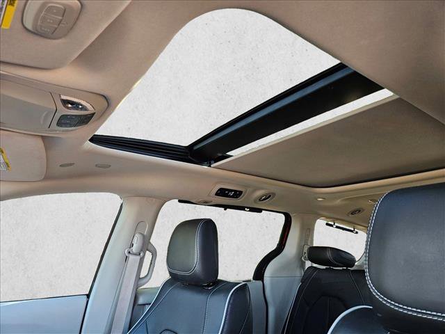 Used 2023 Chrysler Pacifica Limited image 17