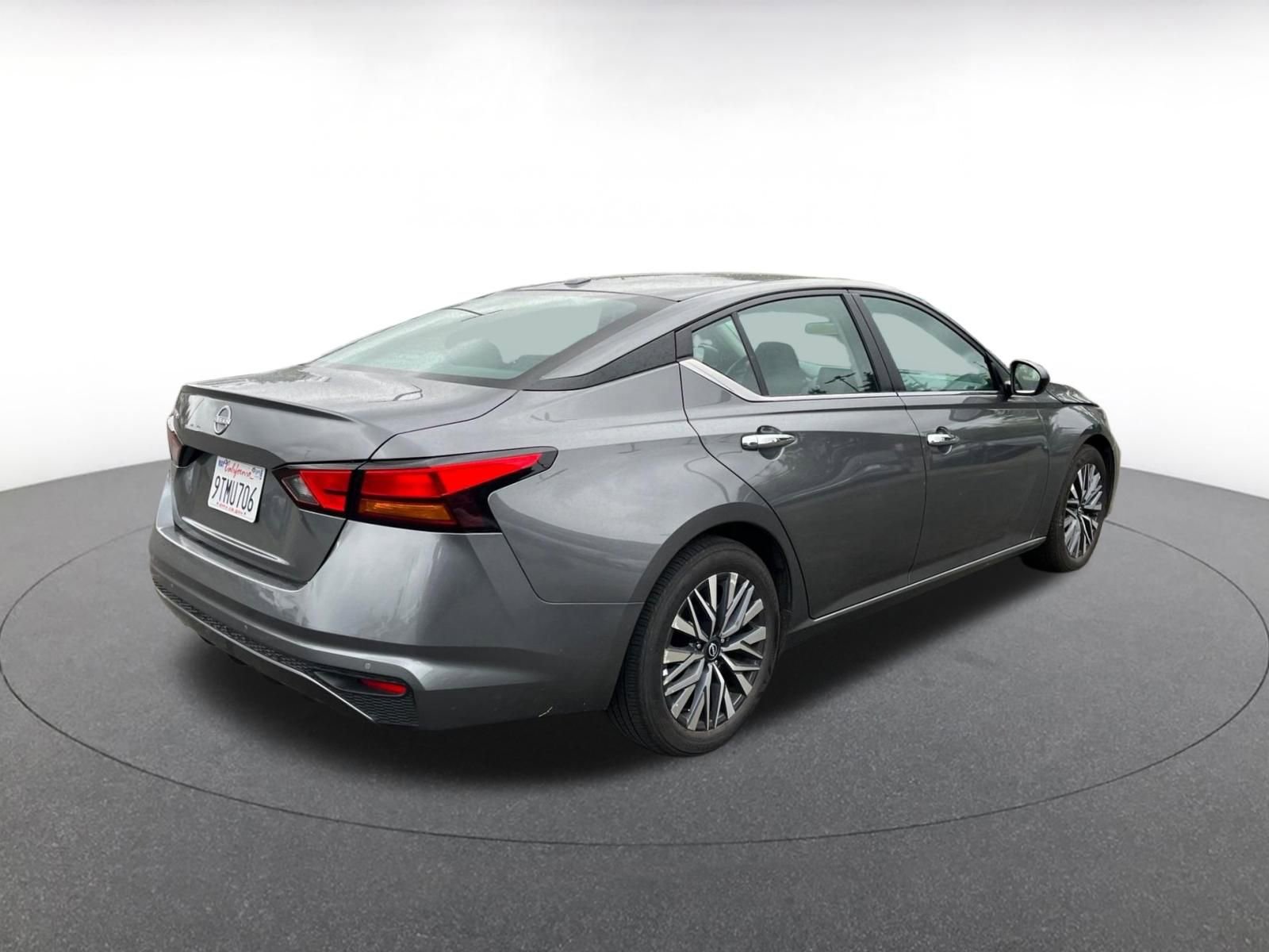 Used 2025 Nissan Altima 2.5 SV FWD image 9