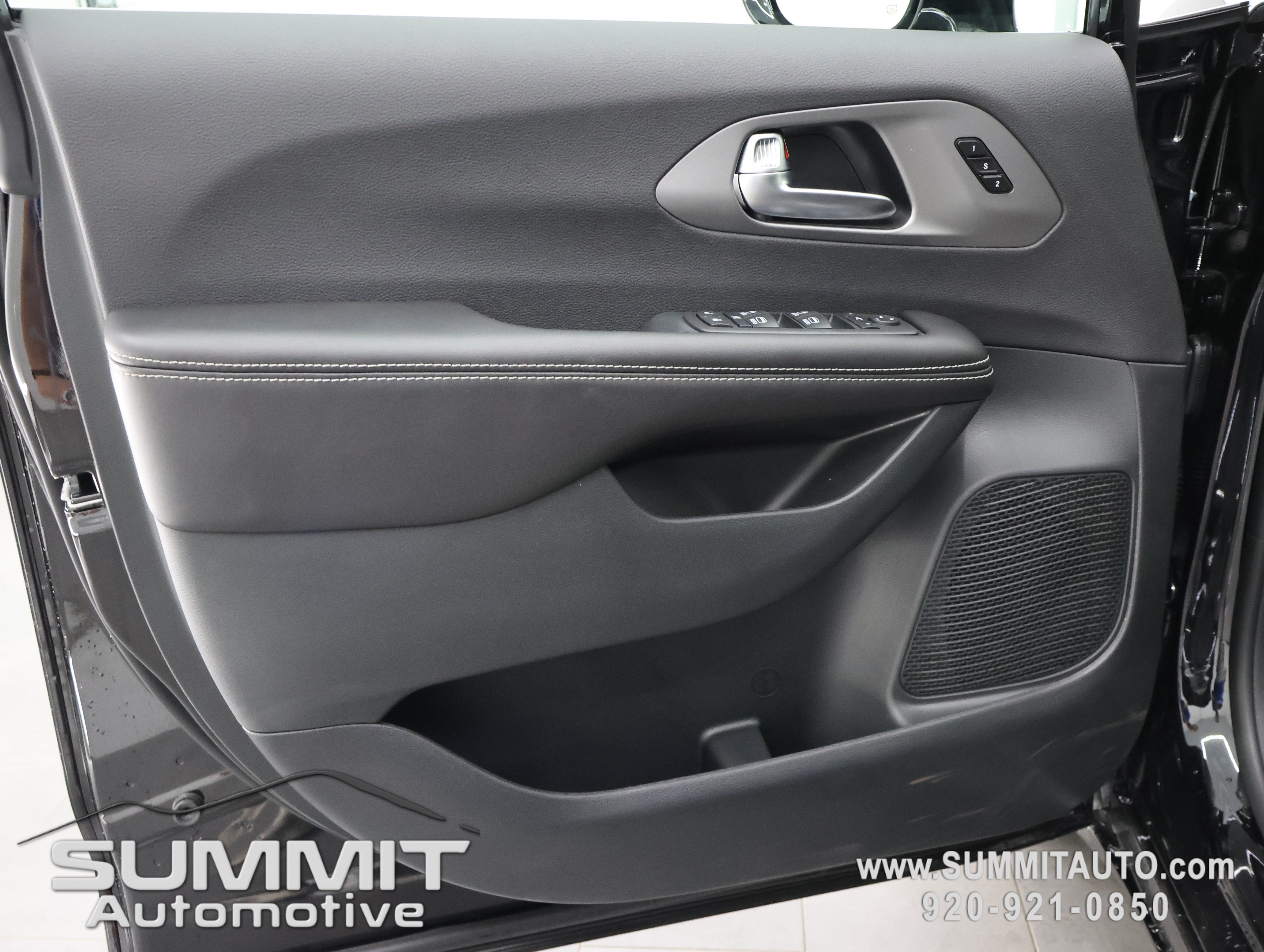 New 2027 Chrysler Pacifica Limited AWD/4WD image 53