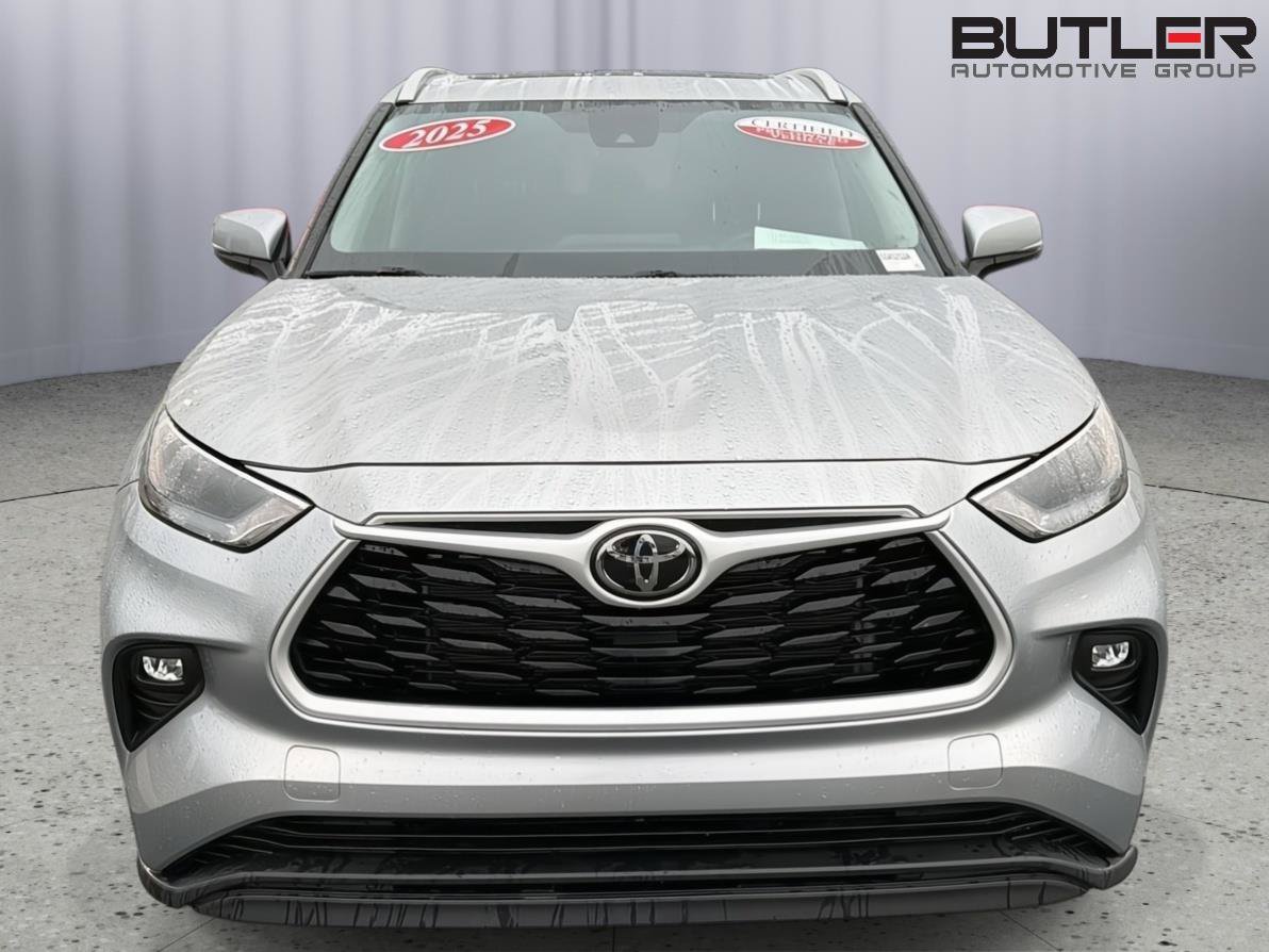 Certified 2025 Toyota Highlander XLE FWD image 9