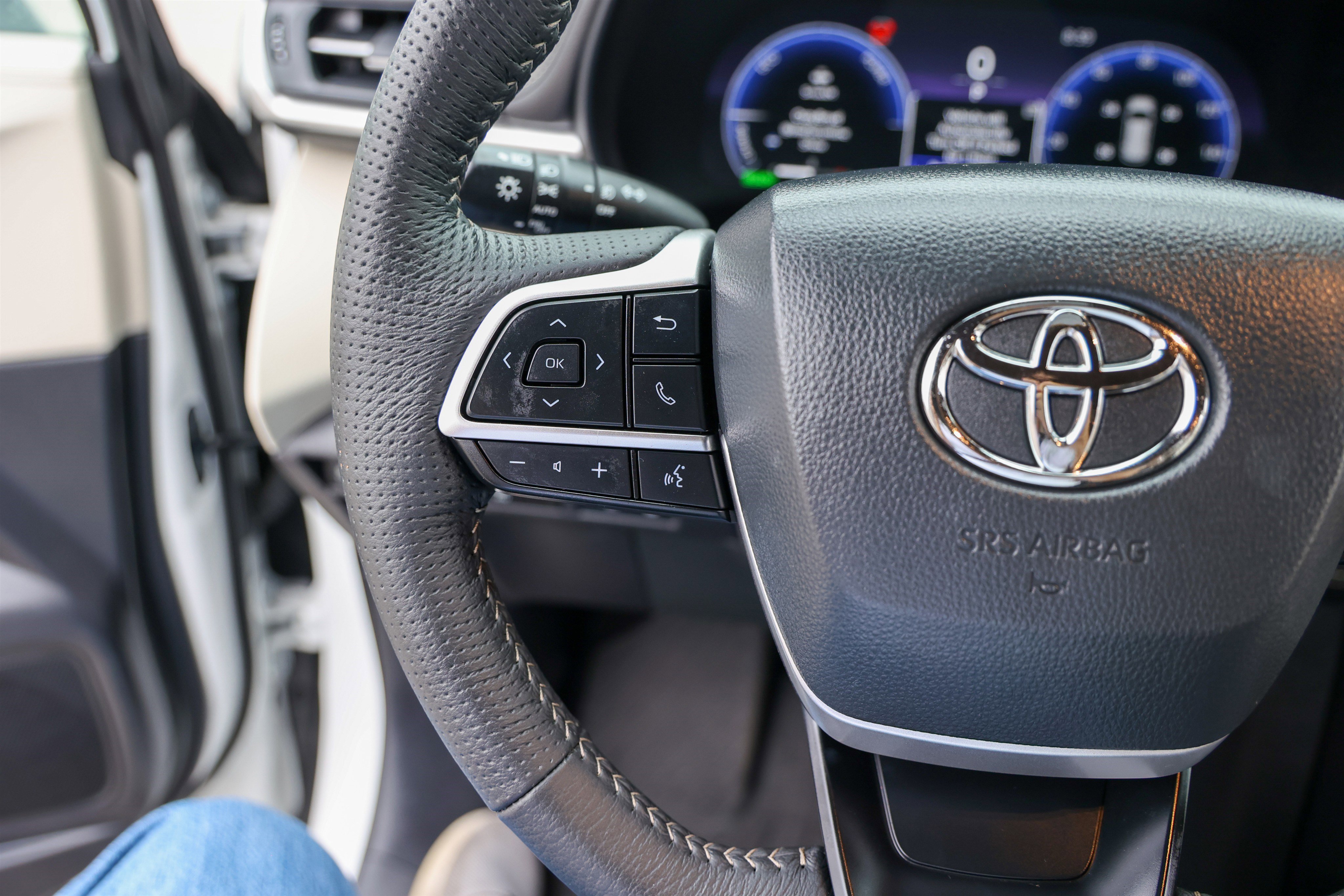Used 2025 Toyota Sienna Platinum FWD image 19