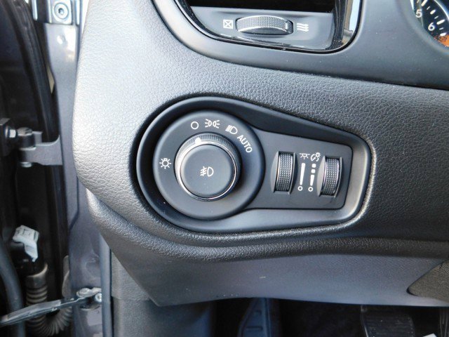 Used 2018 Jeep Renegade Altitude image 21