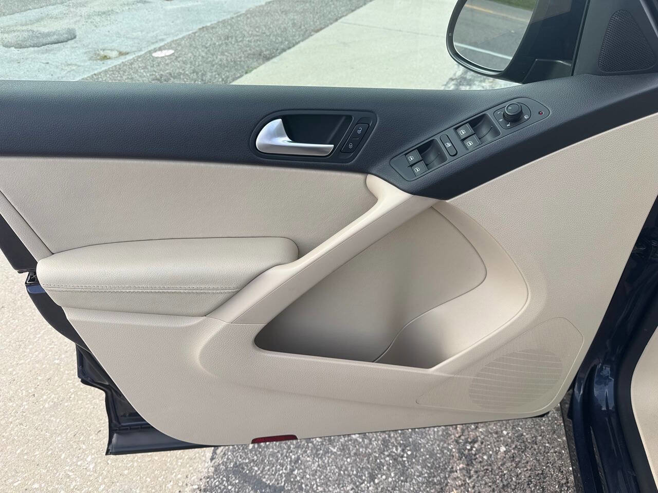 Used 2016 Volkswagen Tiguan S image 12