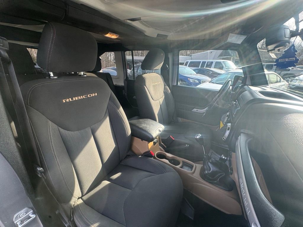 Used 2017 Jeep Wrangler Unlimited Rubicon w/ Connectivity Group image 24