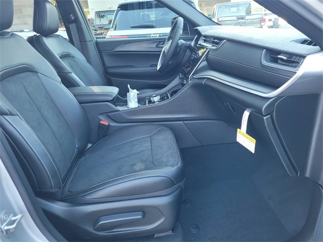 New 2025 Jeep Grand Cherokee Altitude image 16