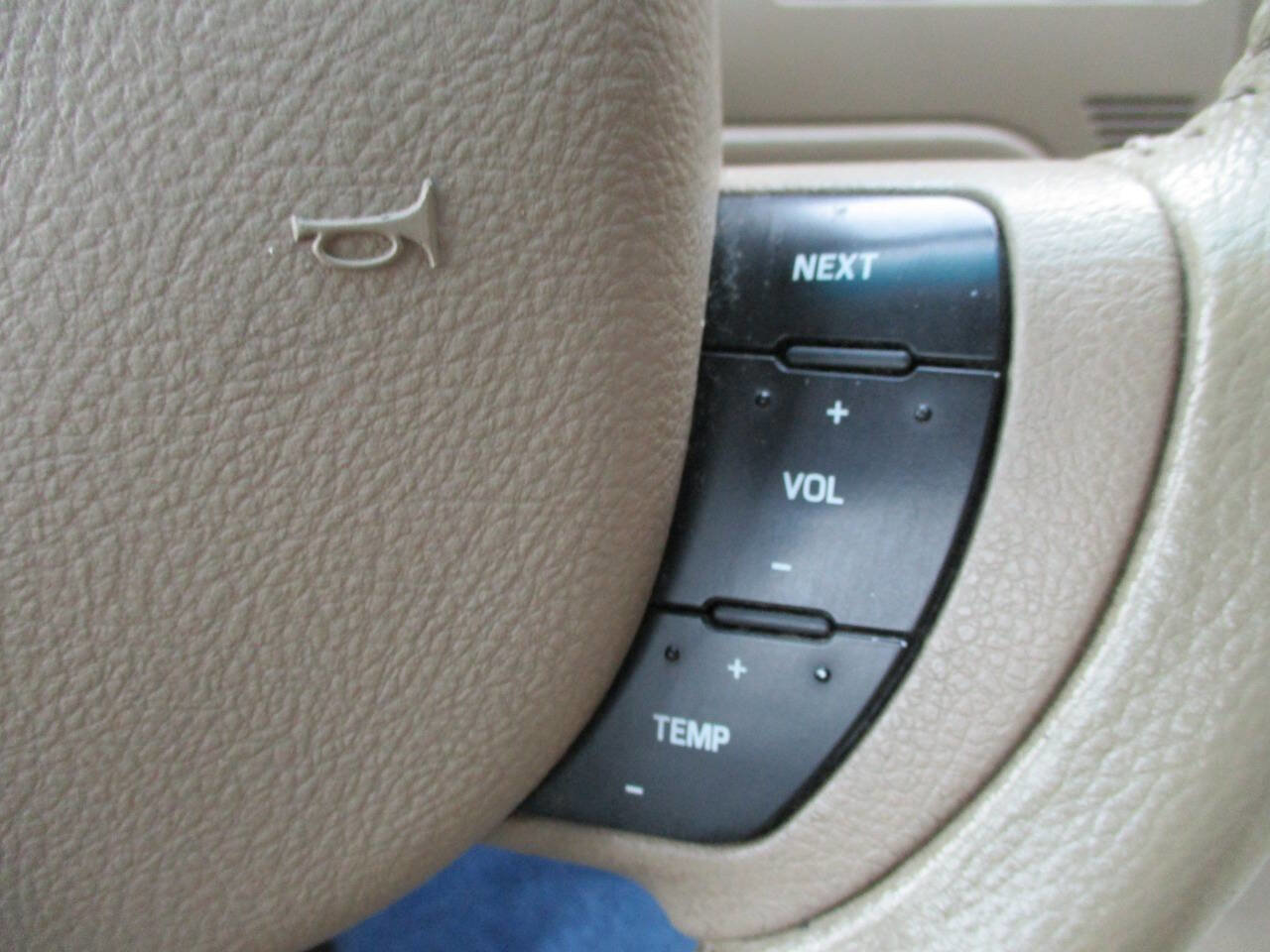 Used 2006 Lincoln Town Car Signature image 35