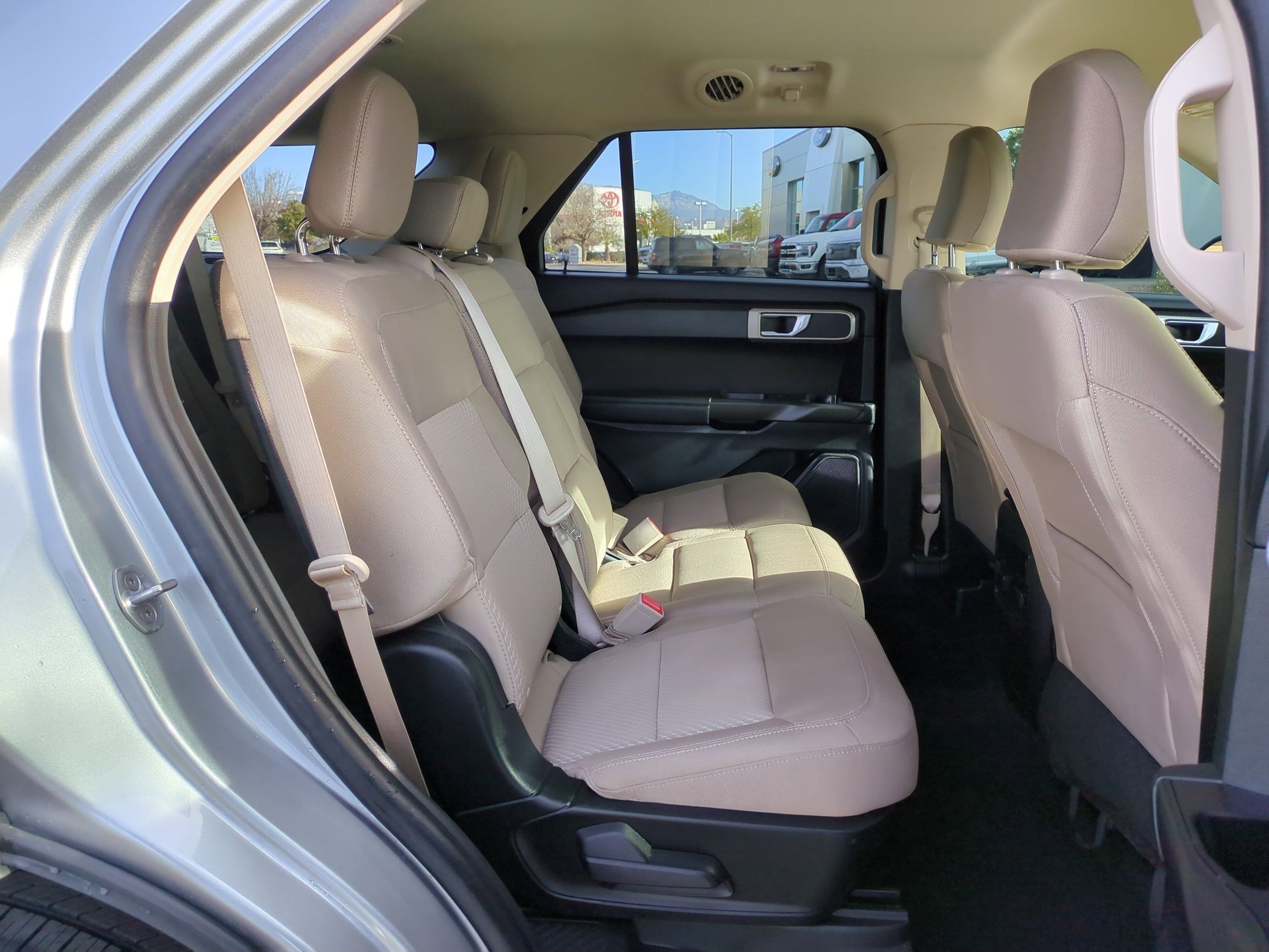 Used 2023 Ford Explorer 4WD w/ Class IV Trailer Tow Package image 28