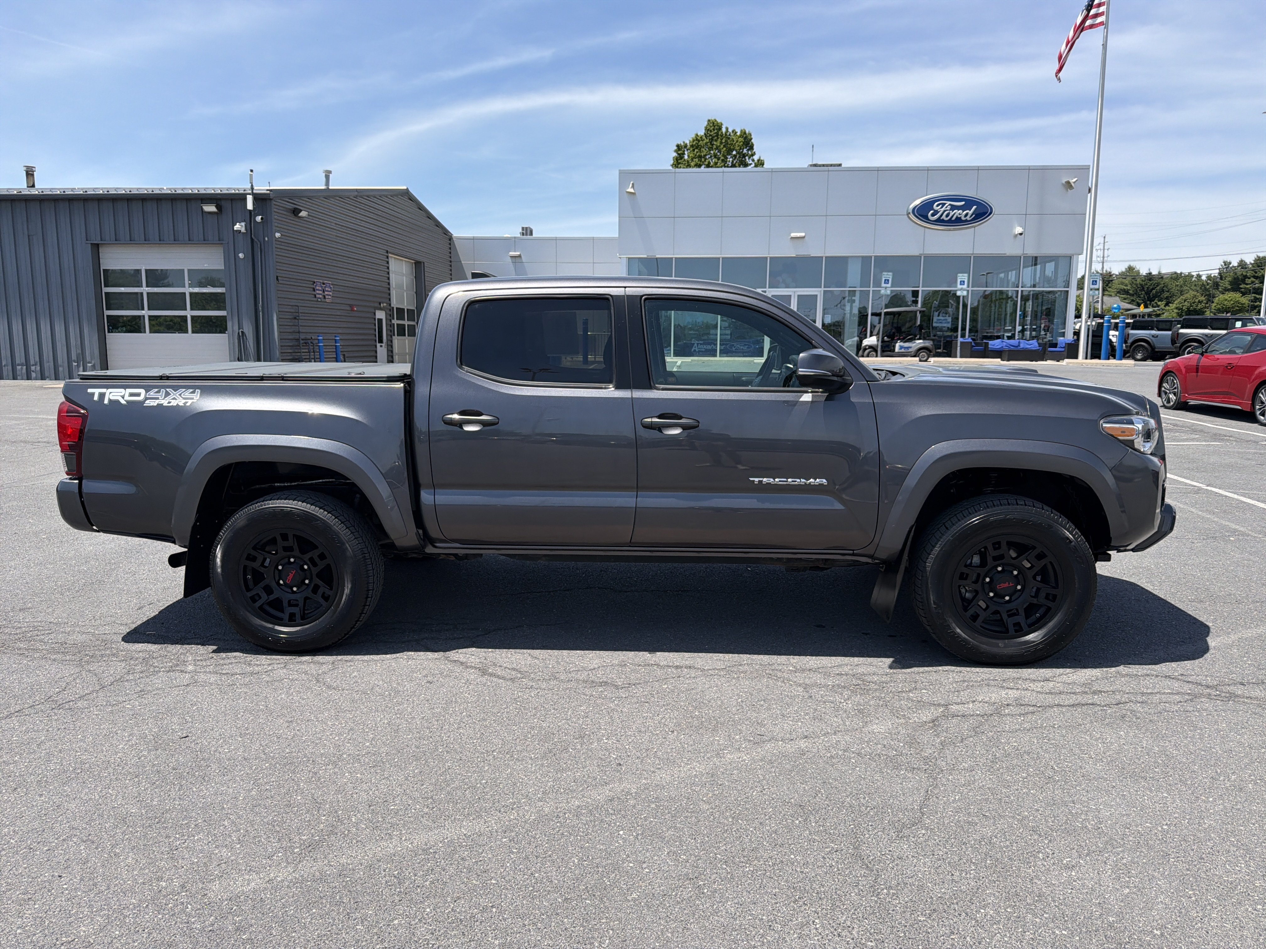 Used 2018 Toyota Tacoma TRD Sport AWD/4WD image 2