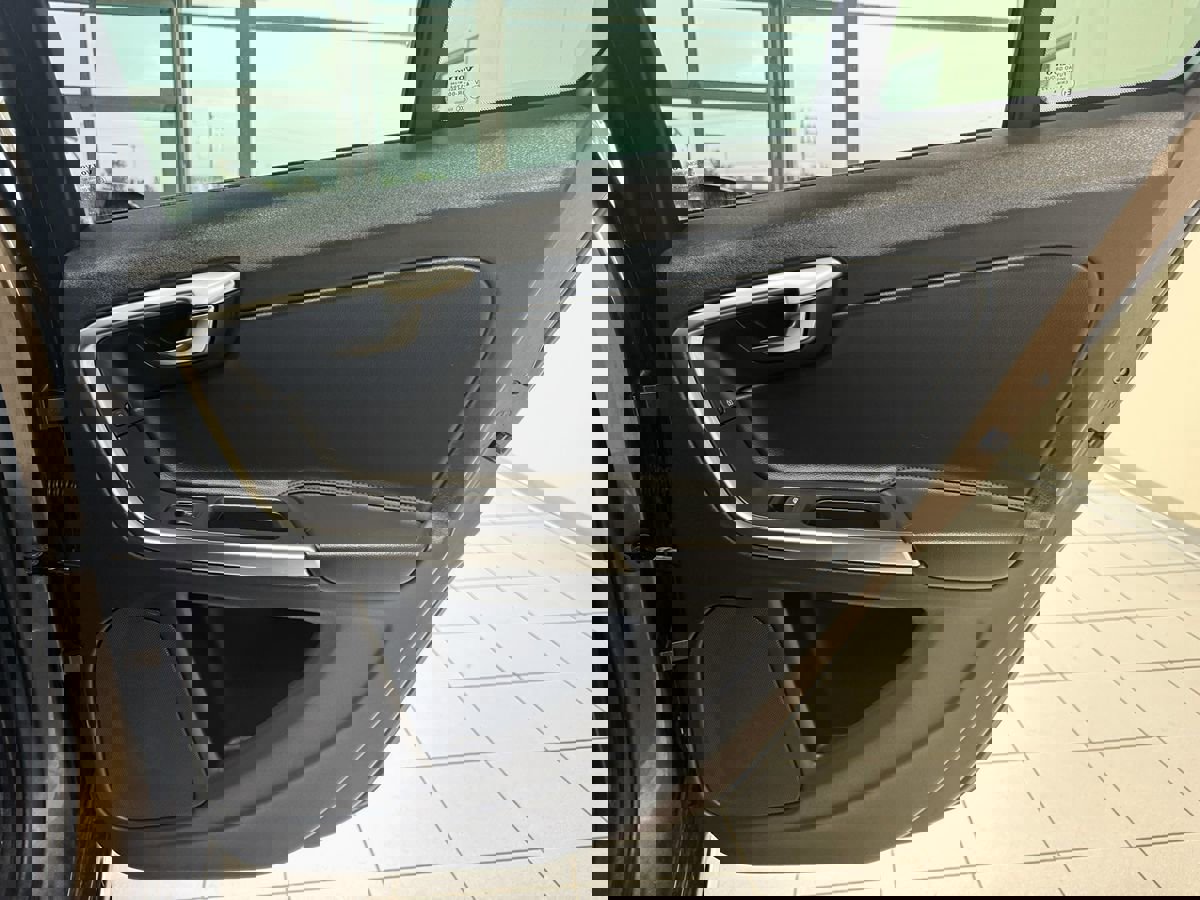 Used 2018 Volvo V60 T5 Cross Country w/ Convenience Package image 46