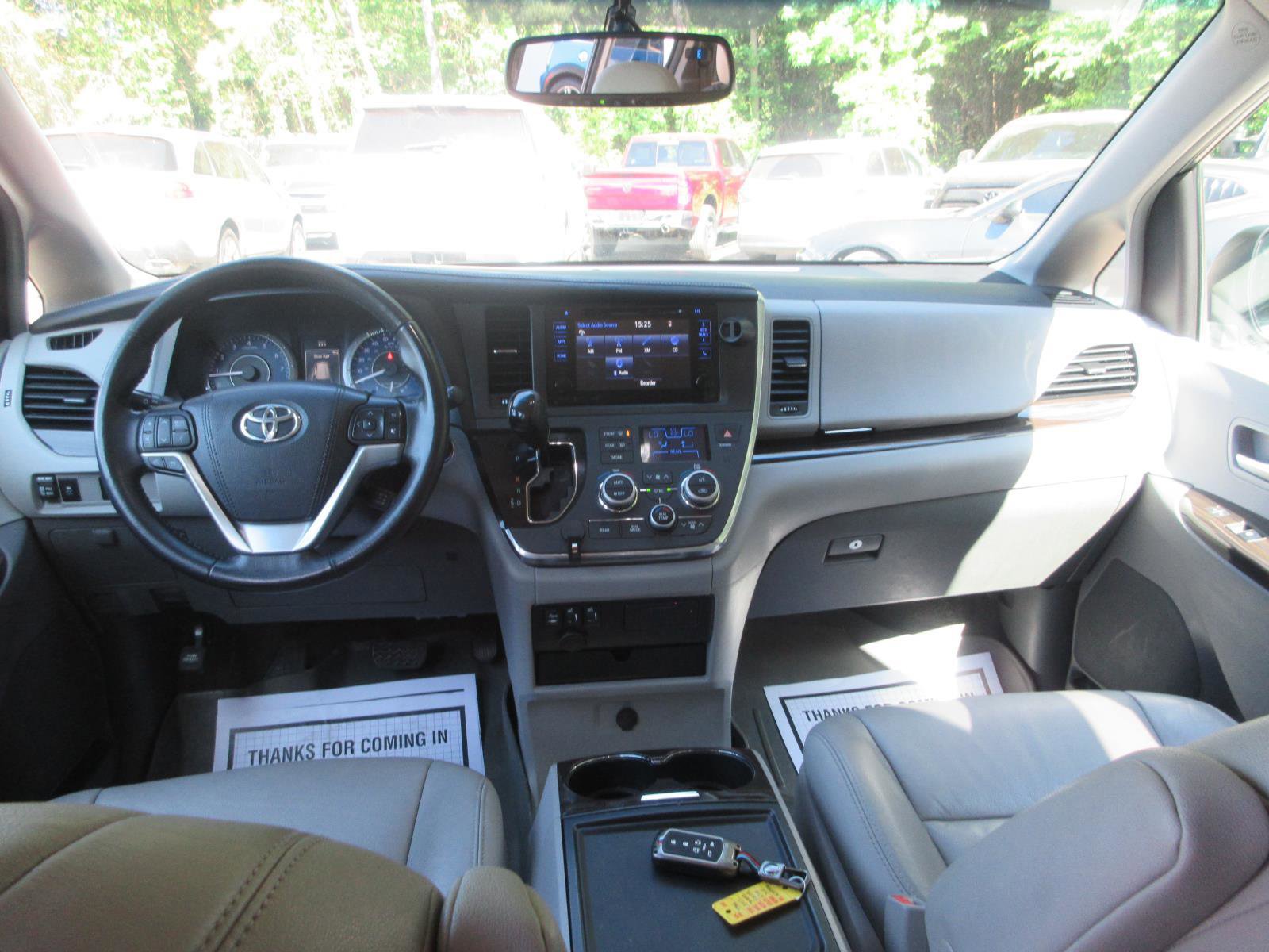 Used 2017 Toyota Sienna XLE FWD image 28