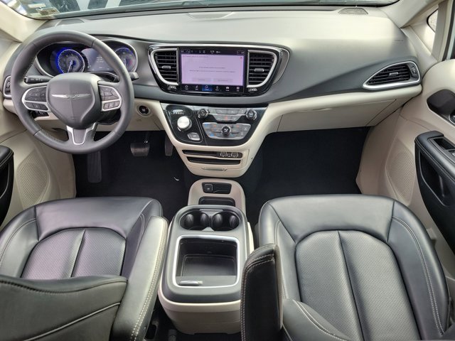 Used 2023 Chrysler Pacifica Touring-L image 2