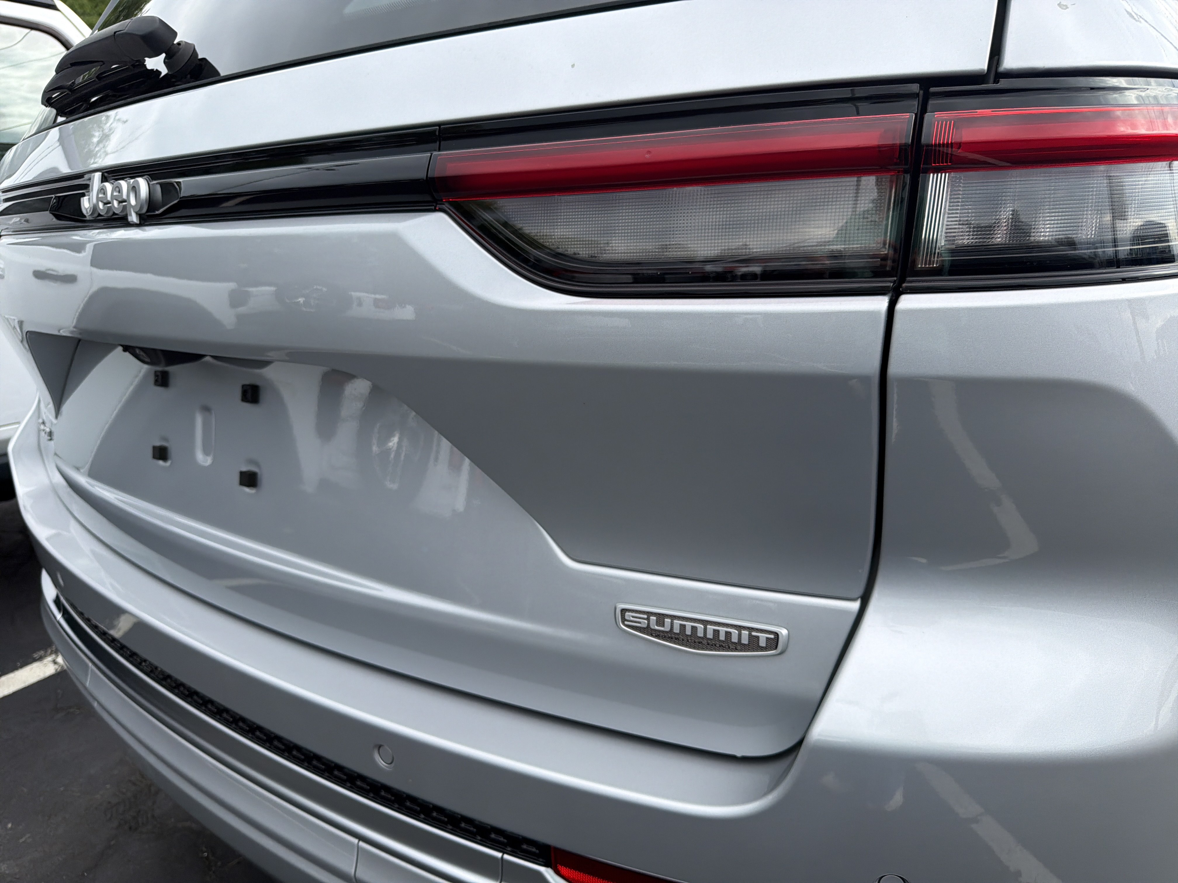 Certified 2025 Jeep Grand Cherokee Summit w/ Luxury Tech Group V AWD/4WD image 9