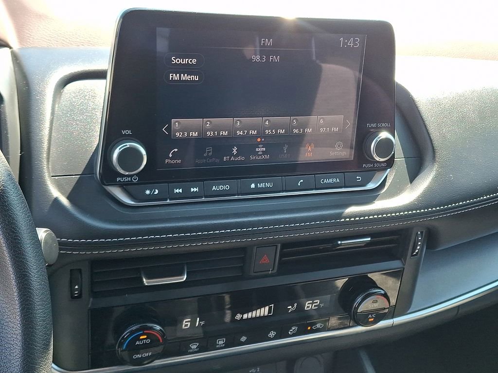 Used 2023 Nissan Rogue SV image 3