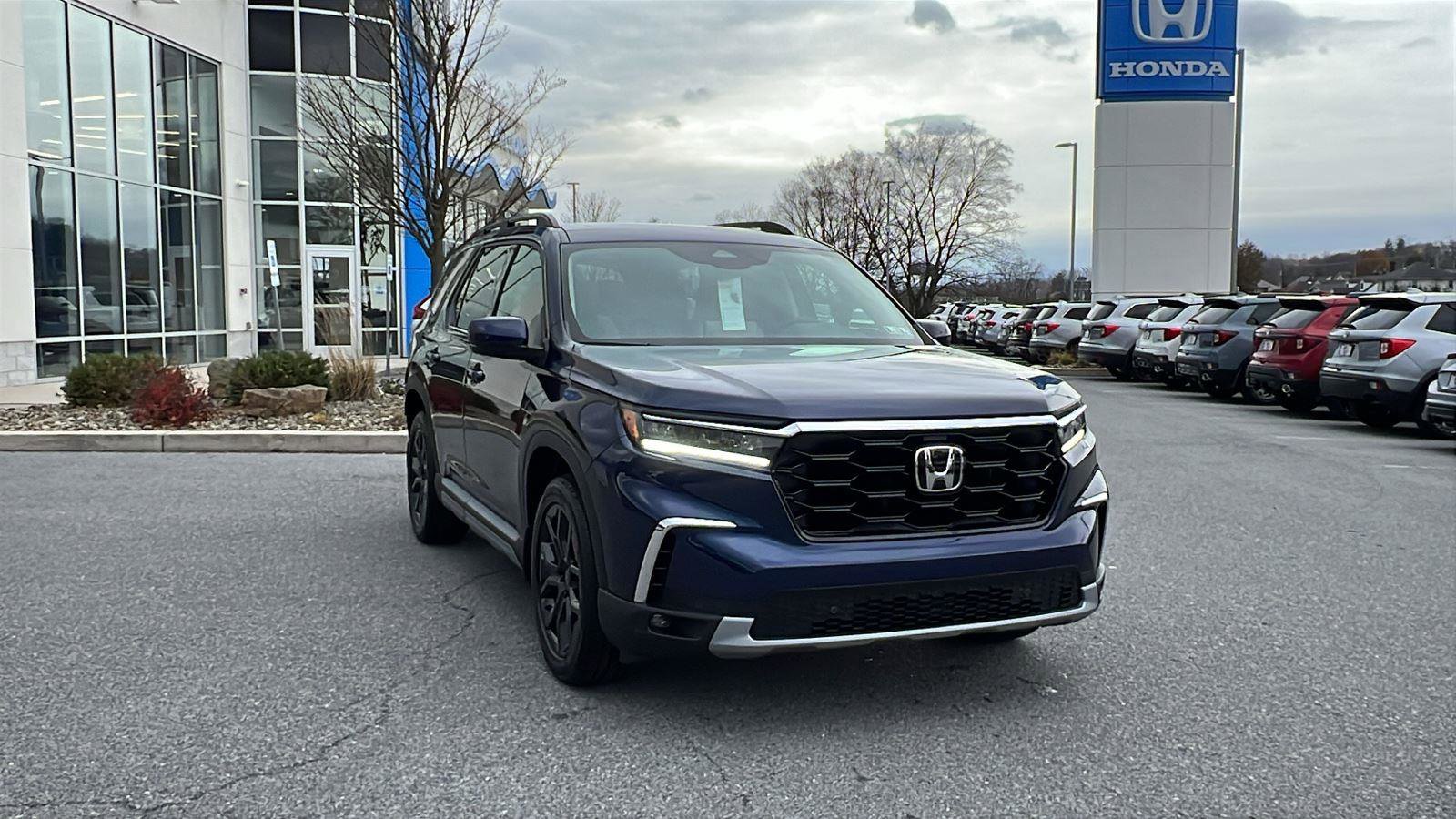 New 2025 Honda Pilot Touring image 1