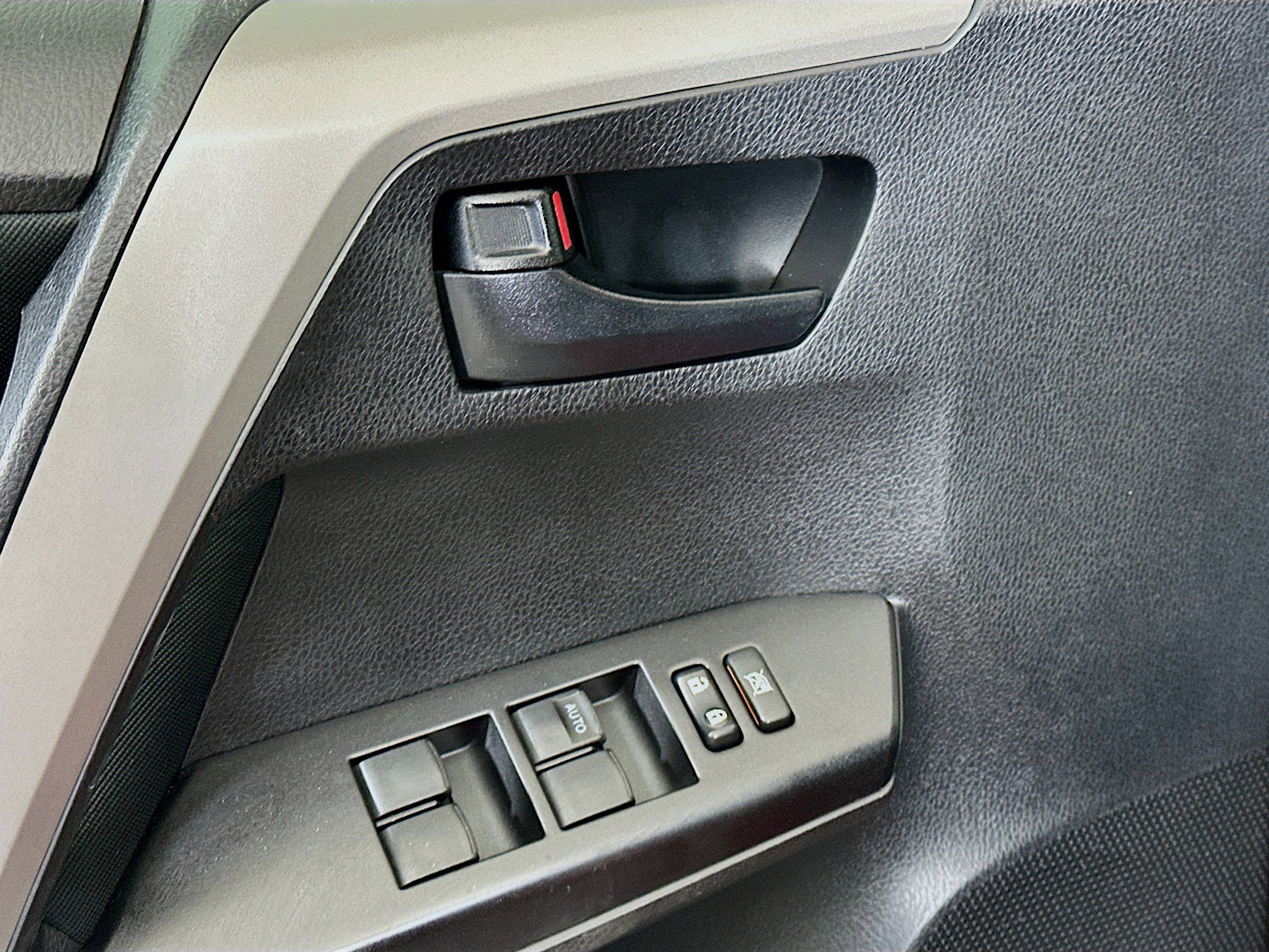 Used 2018 Toyota RAV4 LE w/ Carpet Mat Package image 15