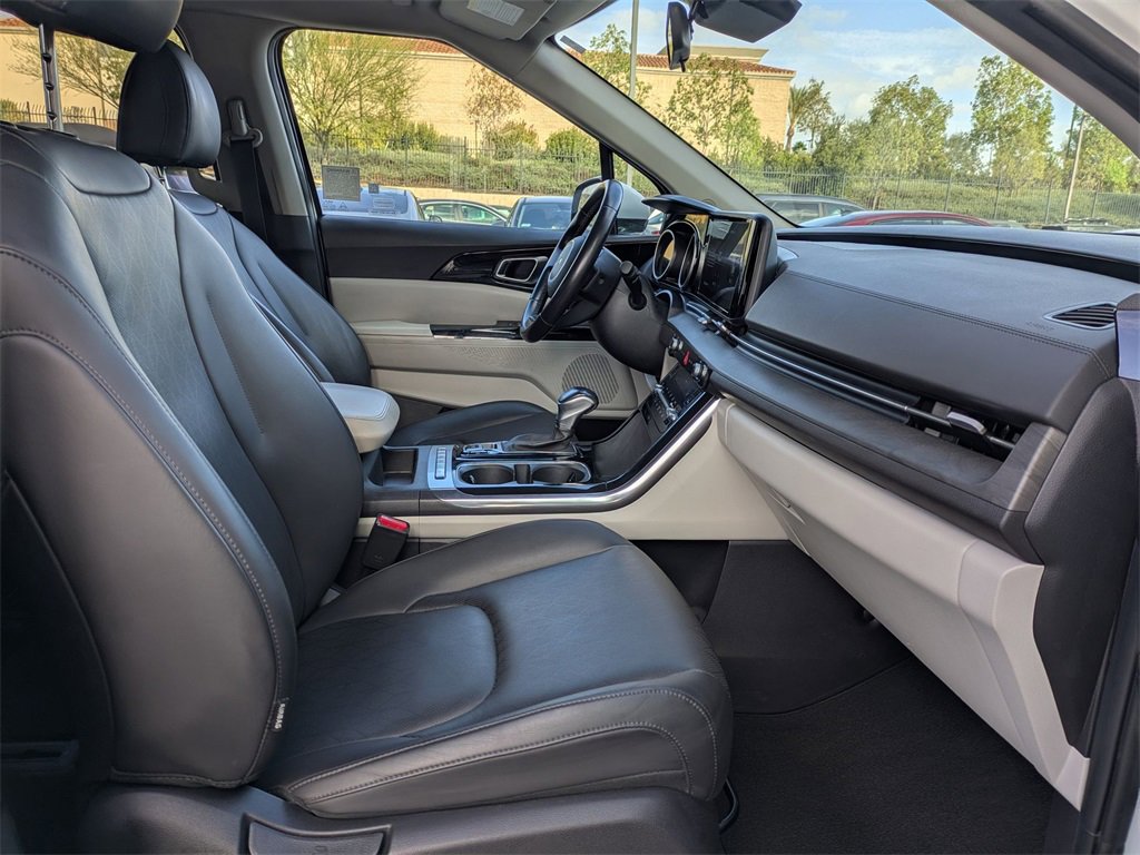 Used 2024 Kia Carnival EX image 30