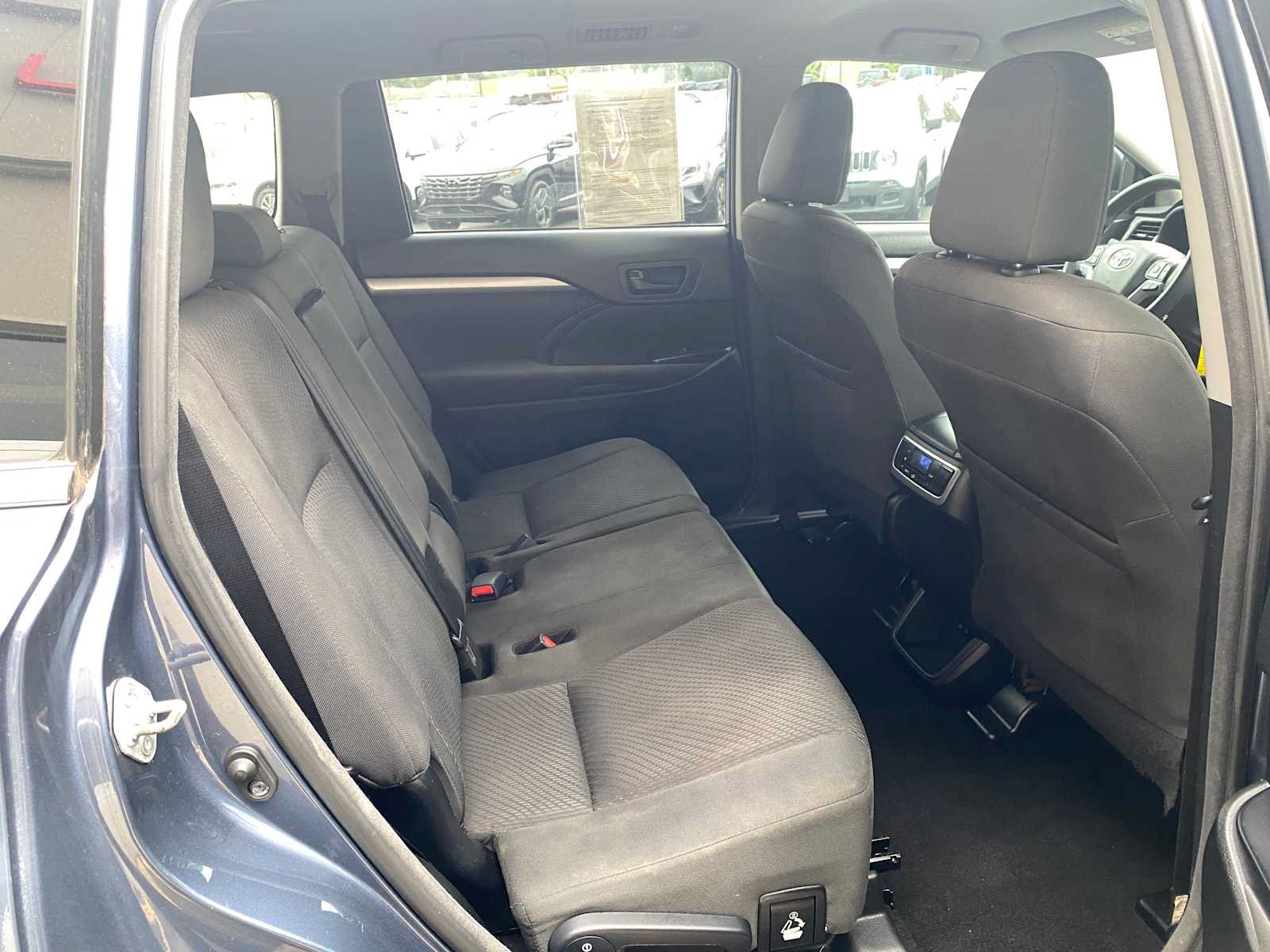 Used 2018 Toyota Highlander LE FWD image 25