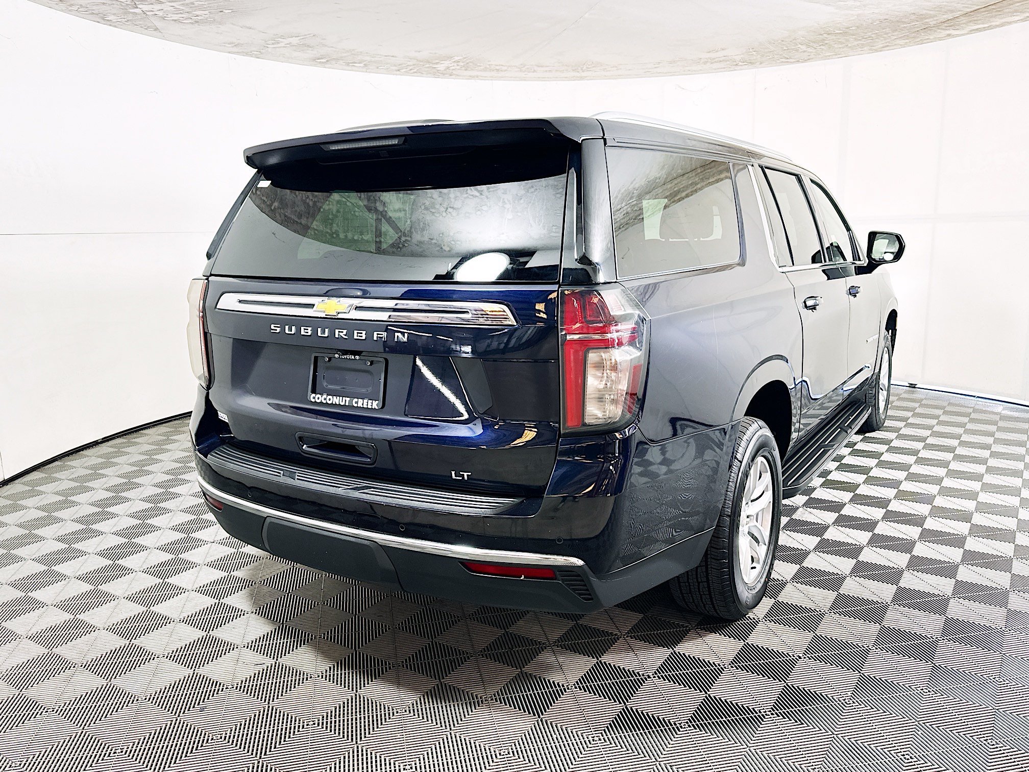Used 2023 Chevrolet Suburban LT AWD/4WD image 3