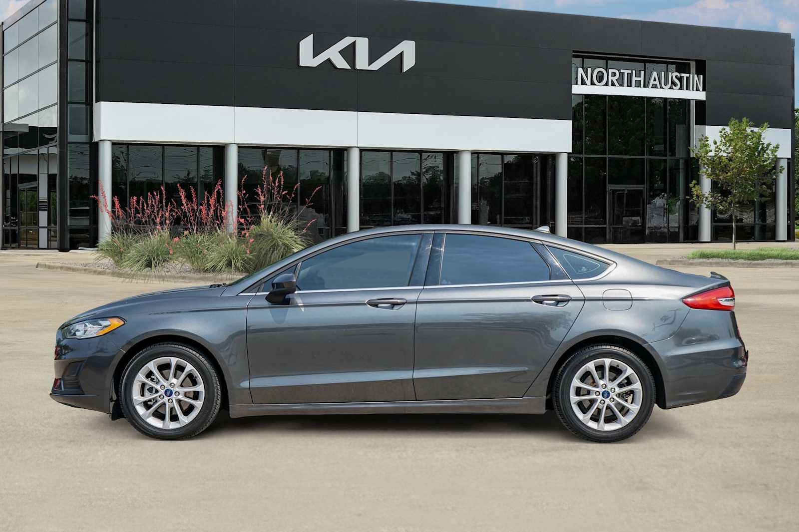 Used 2020 Ford Fusion SE FWD image 3