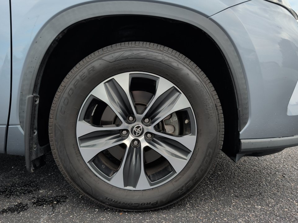 Used 2021 Toyota Highlander XLE AWD/4WD image 29