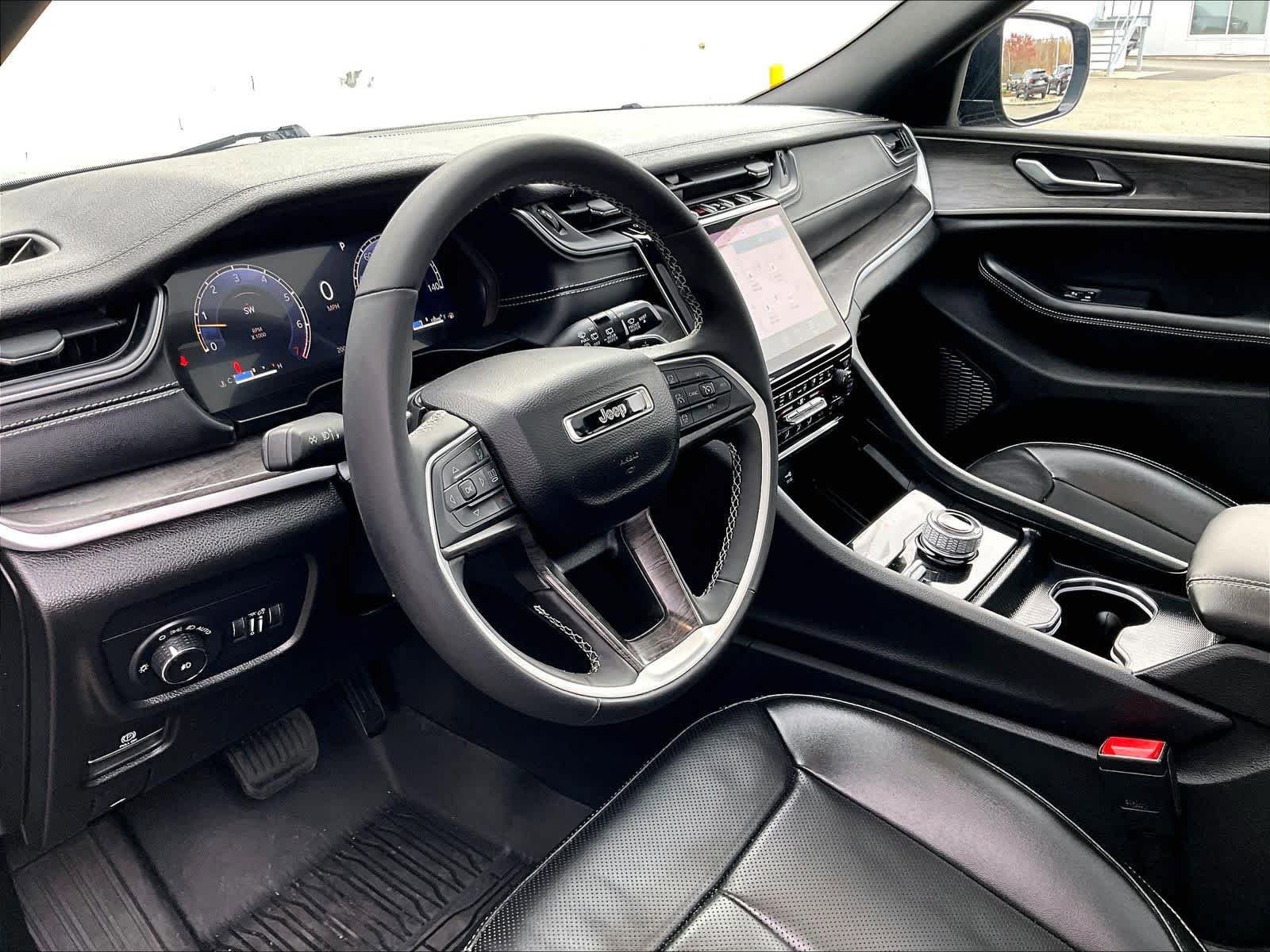 Used 2024 Jeep Grand Cherokee Limited w/ Luxury Tech Group II AWD/4WD image 8