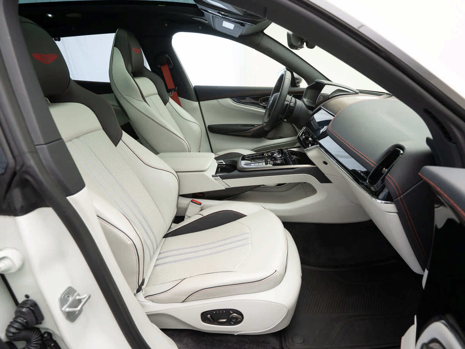 Used 2025 Aston Martin DBX 707 AWD/4WD image 10