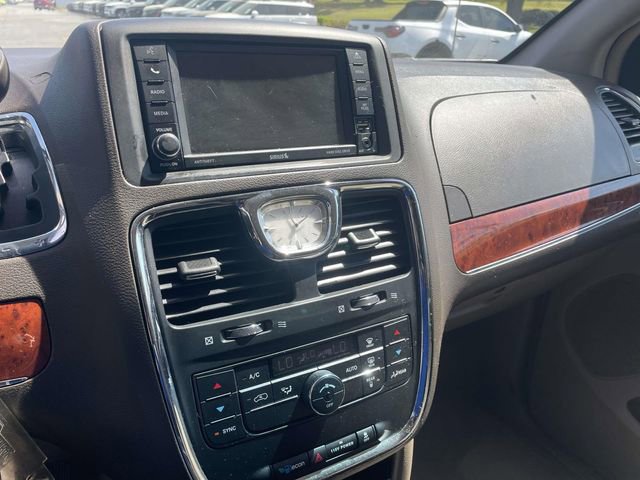 Used 2013 Chrysler Town & Country Touring image 21