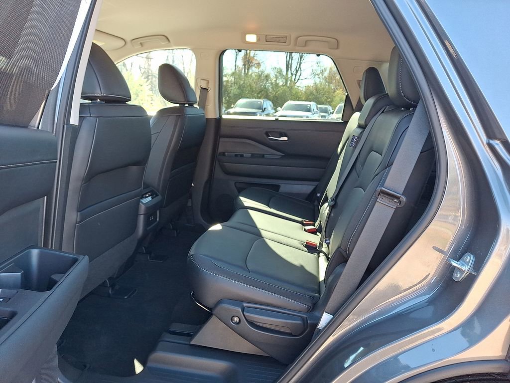 Used 2024 Nissan Pathfinder SL w/ Black Appearance Package image 12