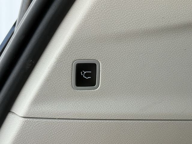 Used 2023 Chrysler Voyager LX FWD image 32