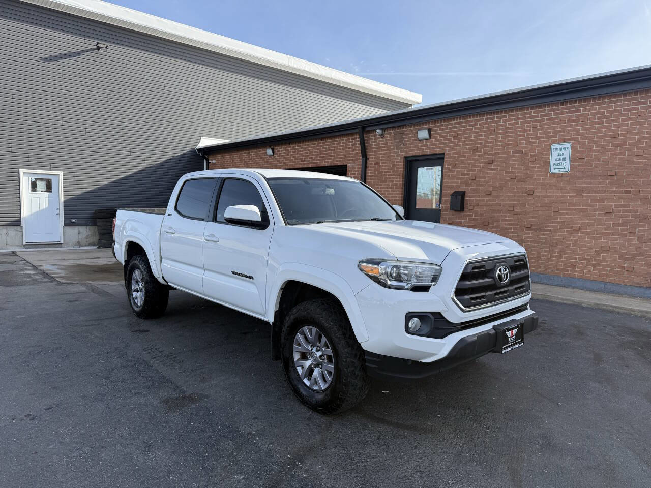 Used 2017 Toyota Tacoma SR5 w/ Exterior Package image 1