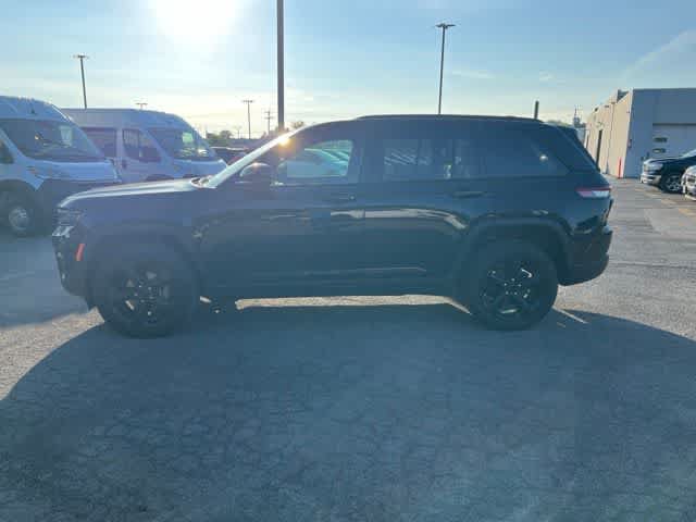 Used 2023 Jeep Grand Cherokee Altitude AWD/4WD image 3