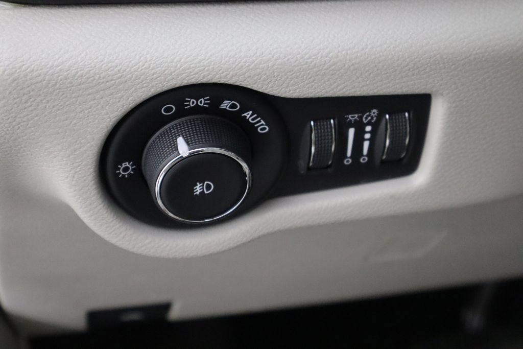 Used 2017 Chrysler Pacifica Limited w/ UConnect Theater Package FWD image 23