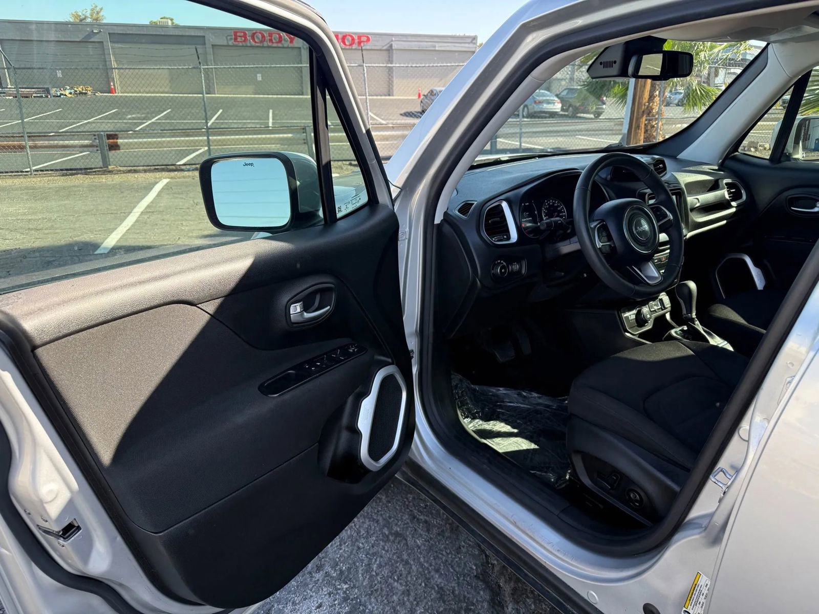 Used 2018 Jeep Renegade Latitude w/ Popular Equipment Group image 10