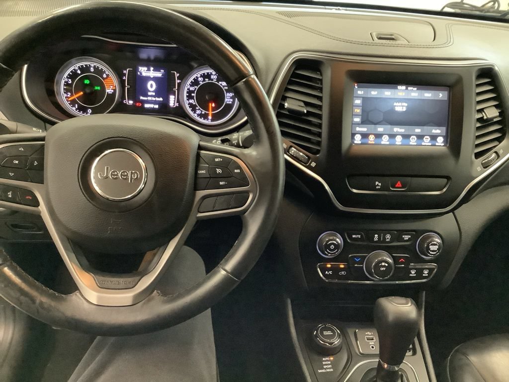 Used 2019 Jeep Cherokee Latitude Plus AWD/4WD image 6