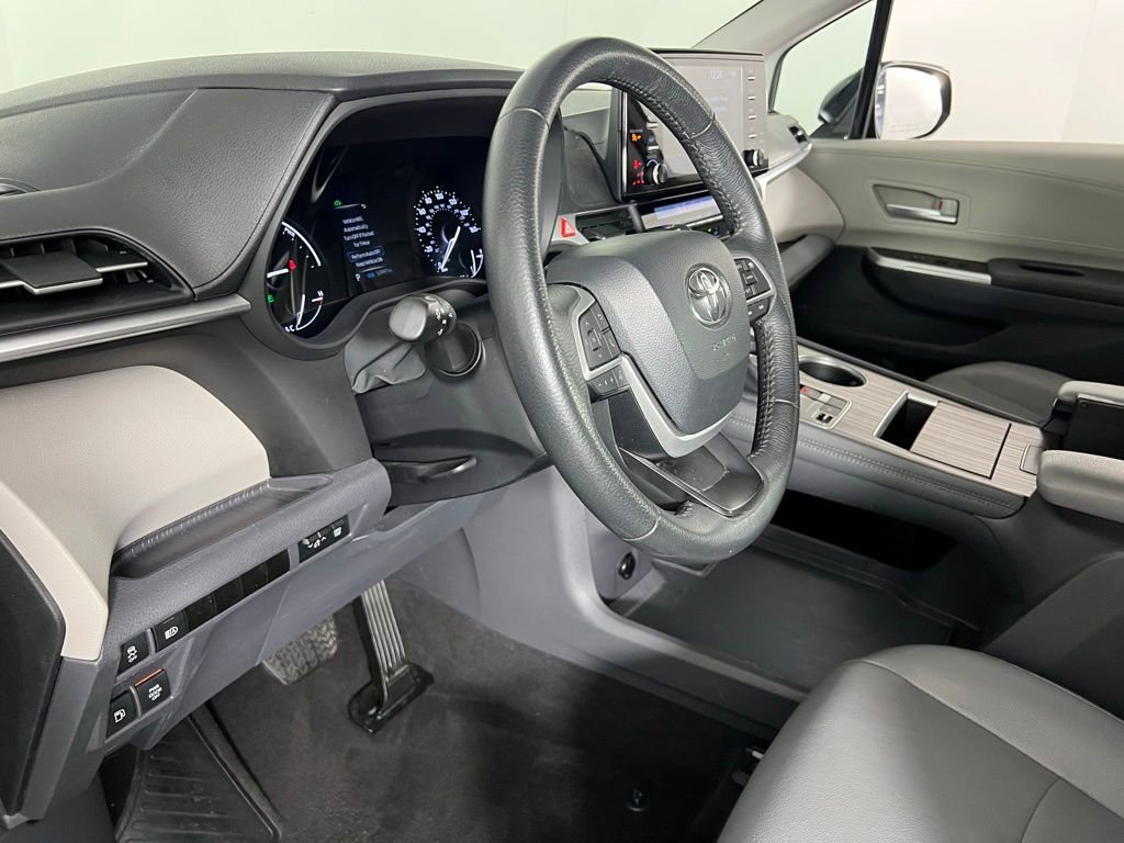 Used 2024 Toyota Sienna XLE image 21