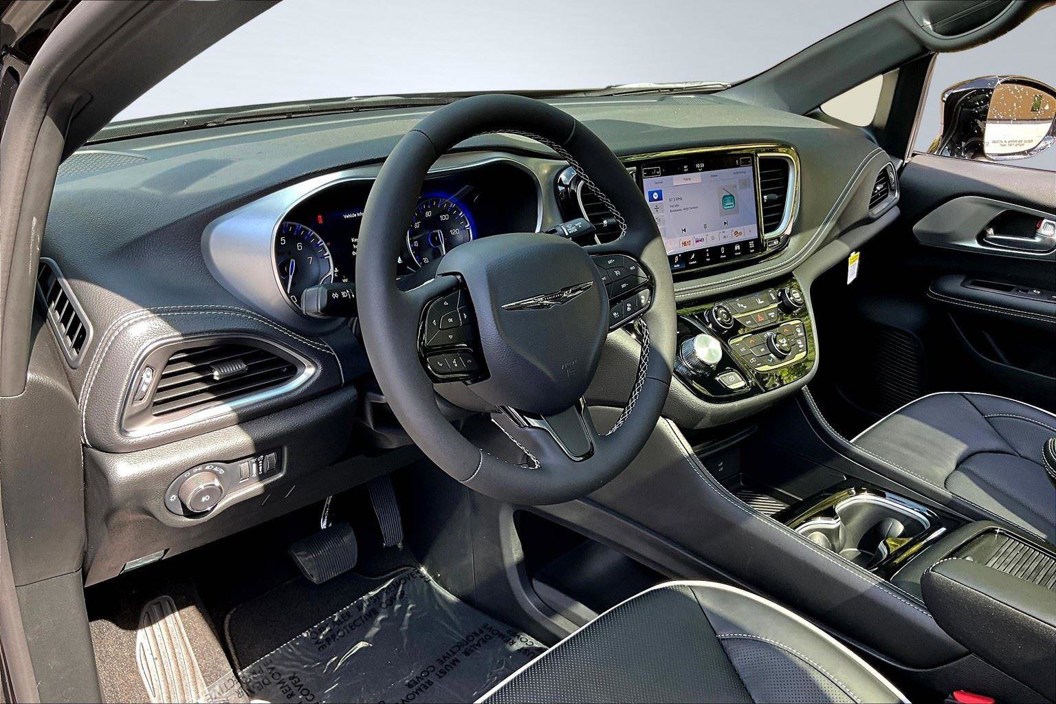 New 2026 Chrysler Pacifica Limited w/ S Appearance Package image 6