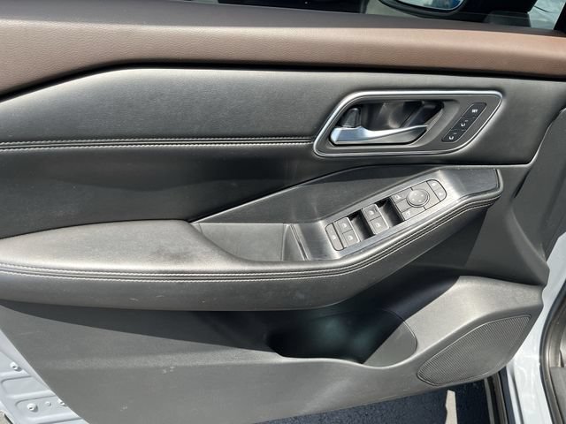 Used 2021 Nissan Rogue SL w/ Premium Package AWD/4WD image 13