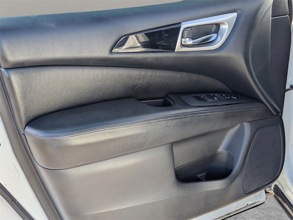 Used 2015 Nissan Pathfinder SV image 16