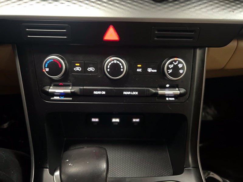 Used 2023 Kia Carnival LX FWD image 28